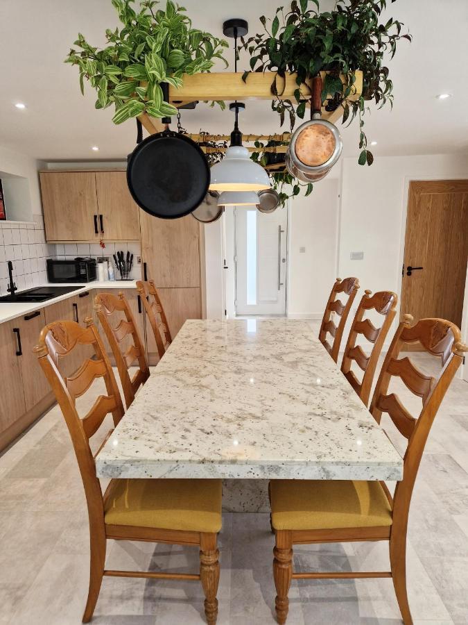 Town Location - 5 Min Walk To Beach - Dog Friendly New Quay Esterno foto